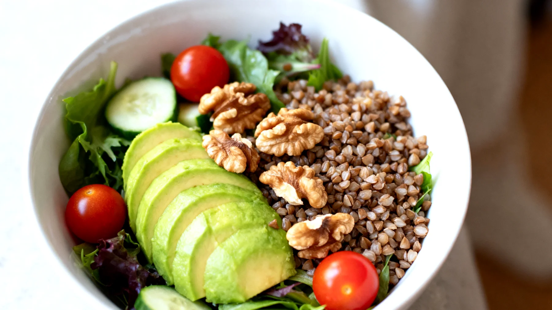Insalata di grano saraceno con avocado, noci e verdure crude"