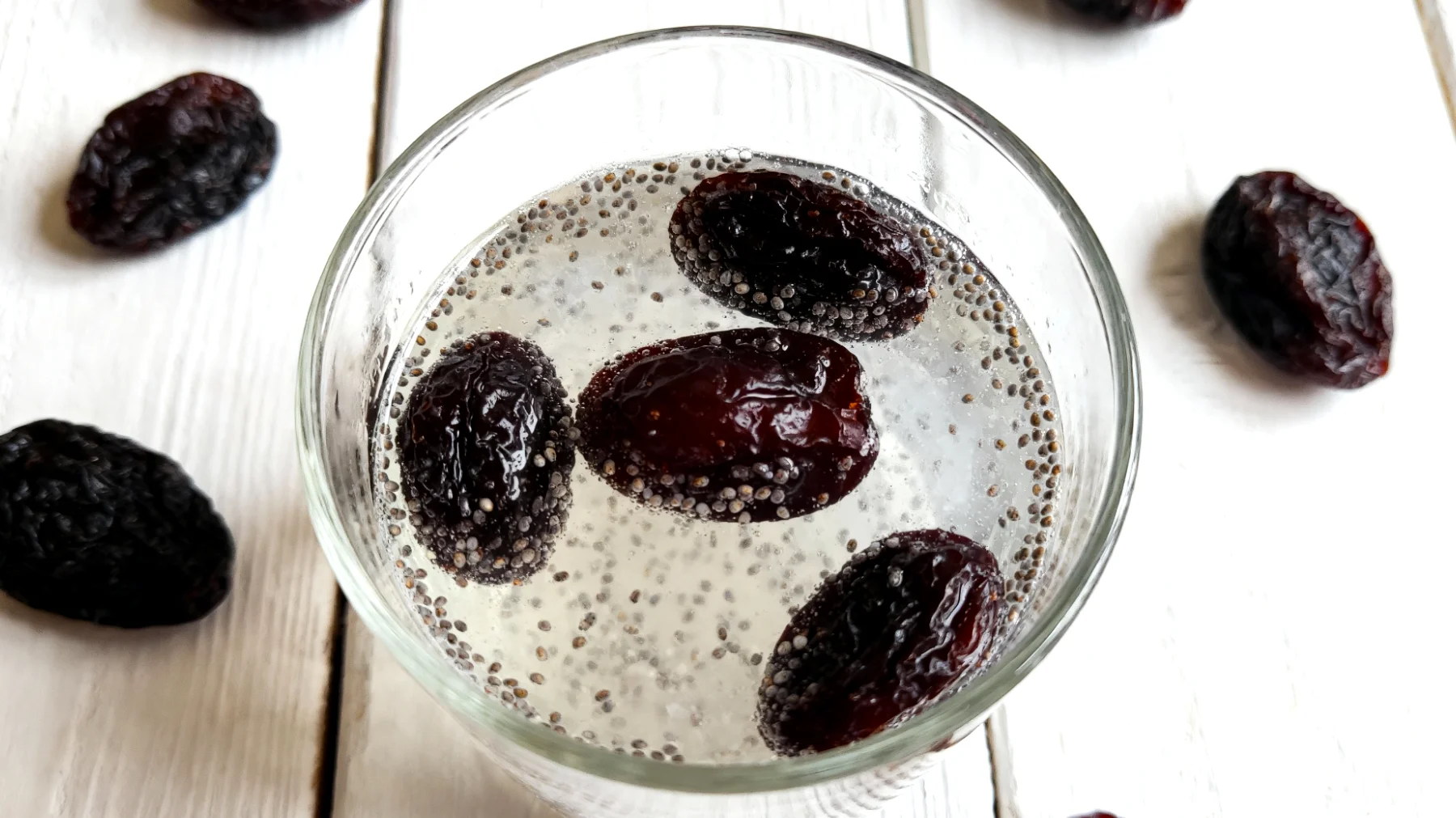 Kefir d'acqua con semi di chia e prugne secche"