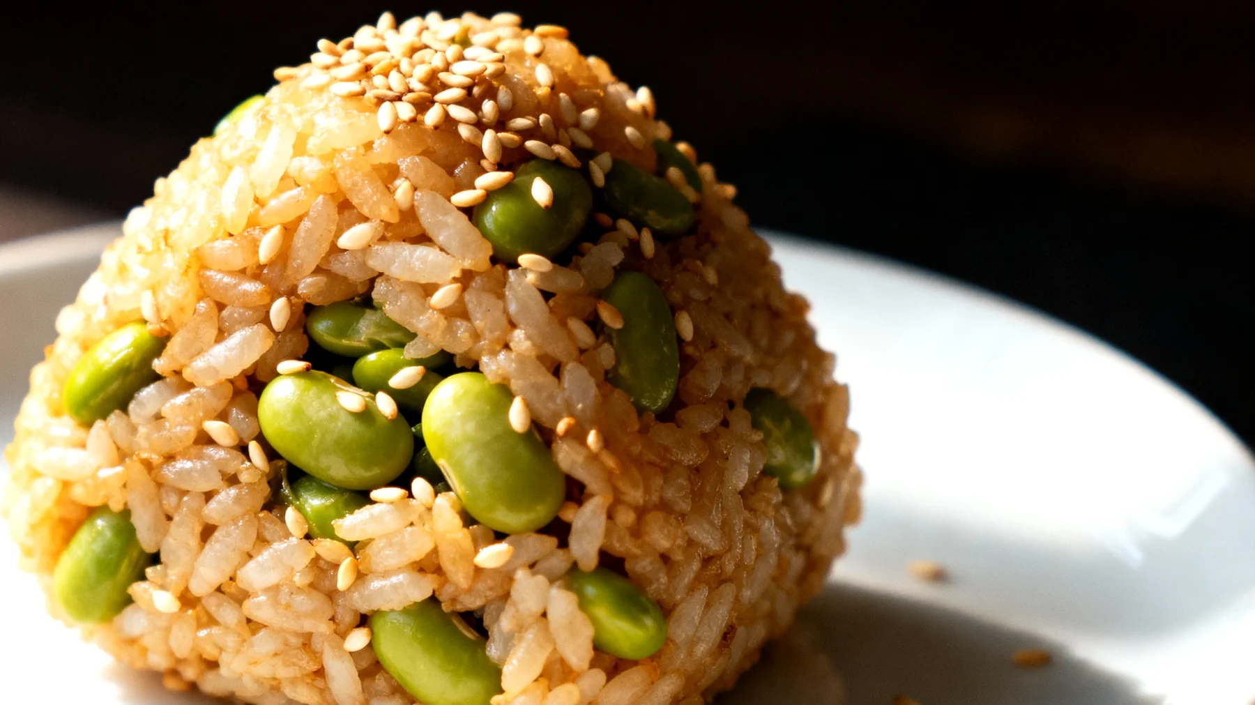 Onigiri con edamame e semi di sesamo"