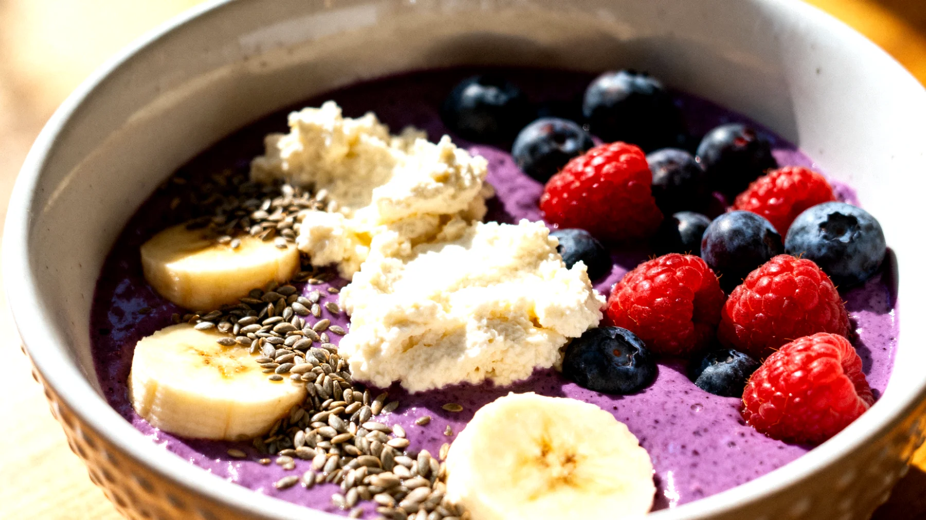 Smoothie bowl al teff con ricotta di mandorle e semi di canapa"