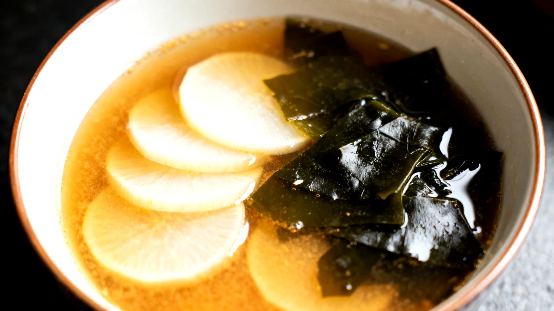 Zuppa di miso con daikon e alga wakame"