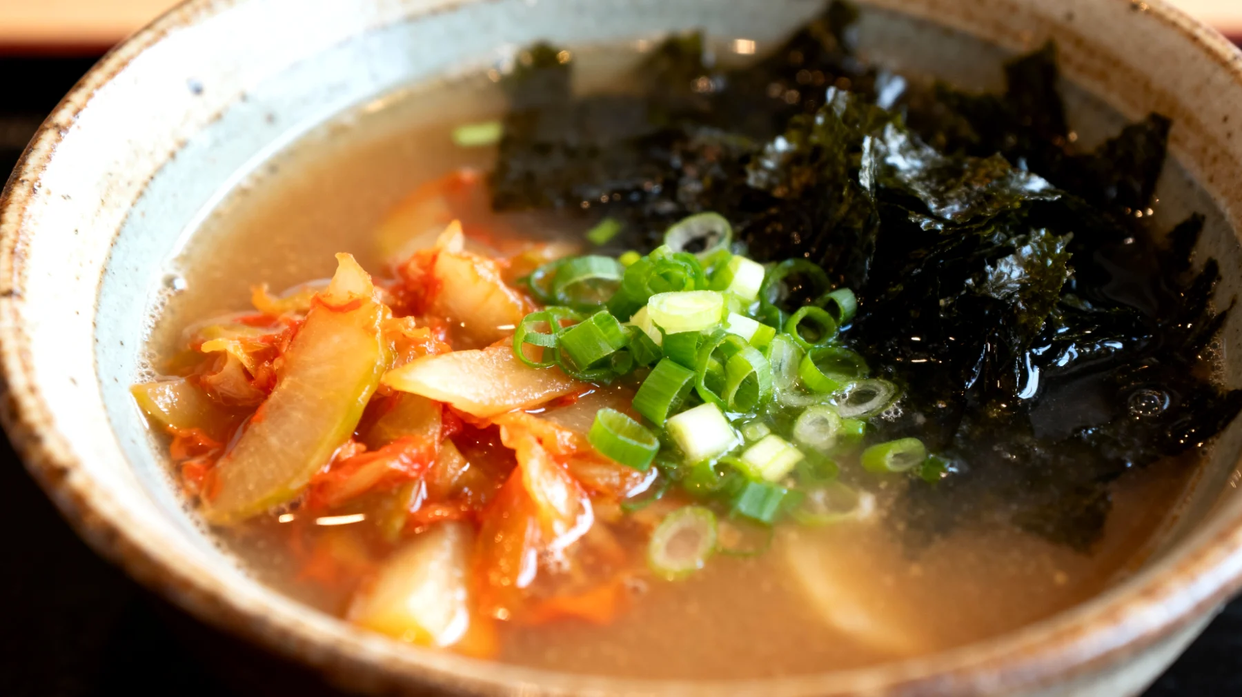 Zuppa di miso con verdure fermentate e alghe wakame"