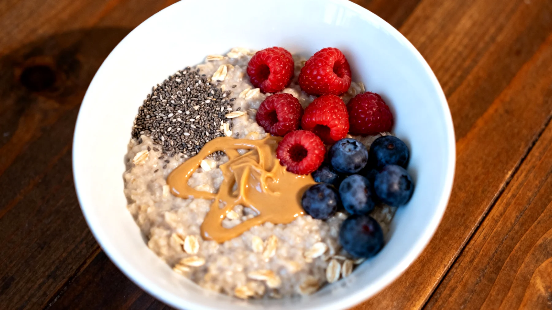 Porridge di avena con semi di chia, burro di mandorle e frutti di bosco"